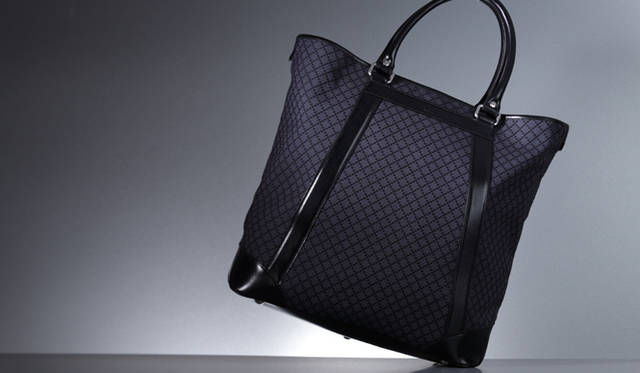 <b>GUCCI｜グッチ</b>　マチもたっぷりとあるので、使いやすさは抜群。「ディアマンテキャンバス コレクション」トートバッグ[W41 x H57 x D20cm] 13万1250円（グッチ／グッチ ジャパン）