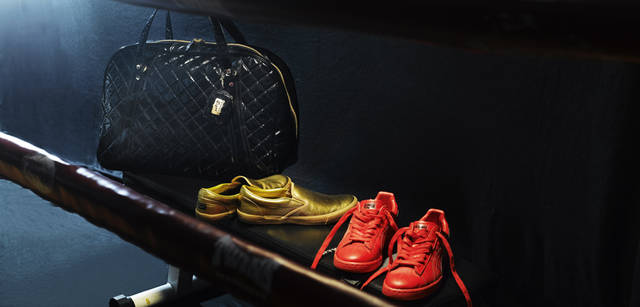 <strong>Onitsuka Tiger｜オニツカタイガー</strong> 　（左）からバッグ　1万5540円、スニーカー“TIGER SLIP-ON”　1万1550円、スニーカー“FABRE DC-S”　1万3650円　（オニツカタイガー／アシックスお客様相談室  0120-77-6338）