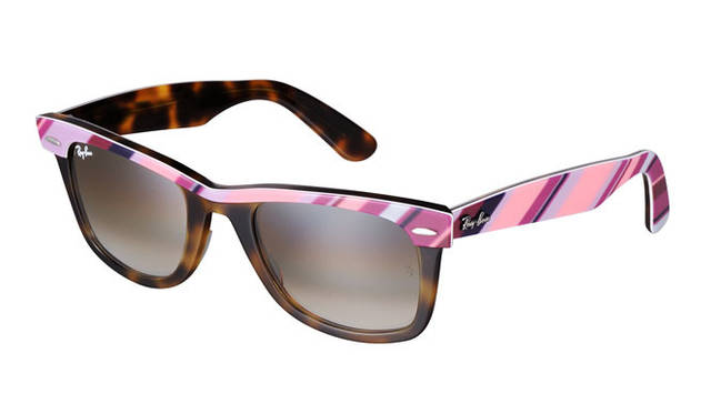 <b>Ray-Ban｜レイバン</b>　「Ray-Ban Rare Prints Summer collection」 STRIPES<br>ウェイファーラーIIを採用したモデルでは、「ストライプ」のテクスチャーでレッド、ホワイト、ブルー、トータスシェル、ブラックの背景にマルチカラーのストライプが組み合わされている。