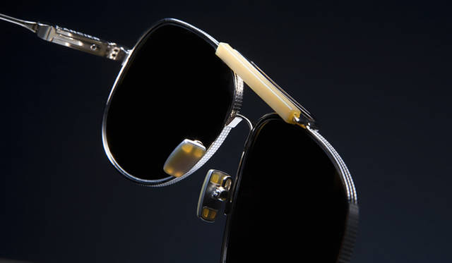 　LANCIER by DITA EYEWEAR 「PS.003」　グリーンレンズ　7万7000円、ブラウンレンズ　9万4500円、グレーレンズ　9万4500円