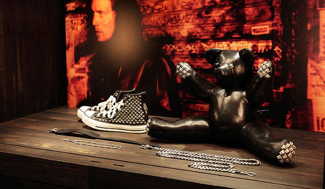 <b>CHROME HEARTS│クロムハーツ</b>　新作のパンクシリーズ　CH PLUSスタッズ付きコンバース45万1500円、ピラミッドスタッズ付きBEAR34万6500円