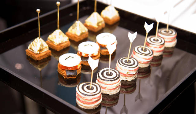 <b>Van Cleef & Arpels｜ヴァン クリーフ＆アーペル</b> 時計をかたどった、楽しいデザインのお食事が供される。