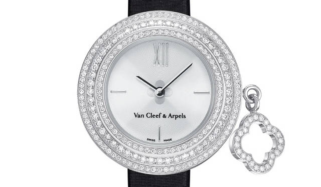 <b>Van Cleef & Arpels｜ヴァン クリーフ＆アーペル</b> 「チャーム ミニ」。パヴェダイヤモンドをあしらったモデルもある。クォーツ、WGケース、ベゼルにパヴェダイヤモンド、ギヨシェダイヤル、白アリゲーターストラップ（通常バックル）＋黒サテンストラップ（パヴェバックル）、166万9500円
