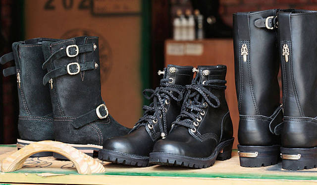 <b>CHROME HEARTS｜クロムハーツ</b>　「CHROME HEARTS × WESCO」<br>左から「BOSS 9 HEIGHT DOUBLE STRAP（エンジニアブーツ ダブルストラップ）」46万2000円、「JOB MASTER 8 HEIGTH DAGGER GROMMETS＋CROSSBALL（レースアップタイプブーツ）」52万5000円、「BOSS 11 HEIGTH DAGGER（エンジニアブーツ）」37万8000円
