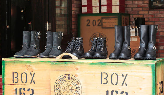 <b>CHROME HEARTS｜クロムハーツ</b>　「CHROME HEARTS × WESCO」<br>左から「BOSS 9 HEIGHT DOUBLE STRAP（エンジニアブーツ ダブルストラップ）」46万2000円、「JOB MASTER 8 HEIGTH DAGGER GROMMETS＋CROSSBALL（レースアップタイプブーツ）」52万5000円、「BOSS 11 HEIGTH DAGGER（エンジニアブーツ）」37万8000円