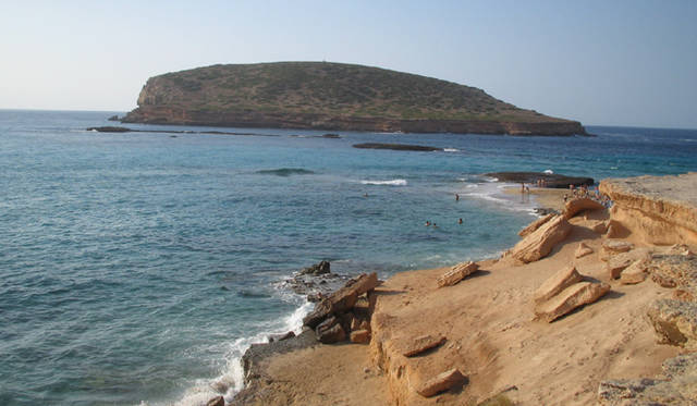 連載｜イビザから極上のチルアウトをお届け──Ibiza Chillout Lounge Vol.01　褐色の土と青のグラデーションのコントラストが美しい。