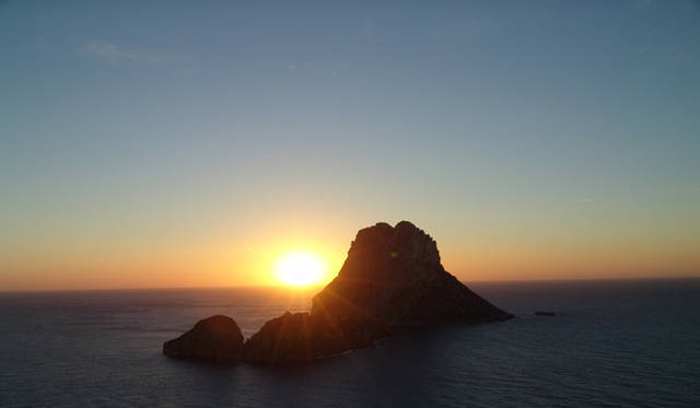 連載｜イビザから極上のチルアウトをお届け──Ibiza Chillout Lounge Vol.01　パワースポットである無人島 Es Vedra（エス・べドラ）。