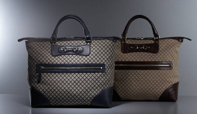 <b>GUCCI｜グッチ</b>　「ディアマンテ」“CATHRINE”トートバッグ（ネイビー）[W40×H31×D20cm]16万3800円、トートバッグ（ブラウン）[W40×H31×D20cm]40万7400円（グッチ／グッチ ジャパン）