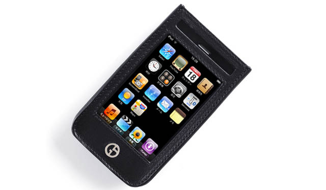 <b>iPhone 3Gケース｜GIORGIO ARMANI｜ジョルジオ アルマーニ</b>　上質な黒のカーフレザーに、ブランドロゴがほどこされて。さりげないラグジュアリー感を演出。iPhone 3Gケース　2万4150円（ジョルジオ アルマーニ／ジョルジオ アルマーニ ジャパン）