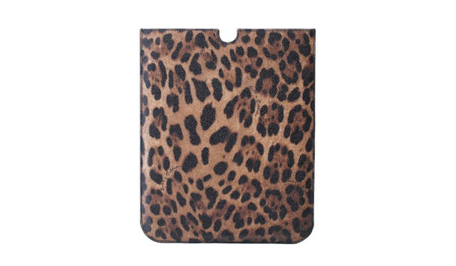 <b>iPadケース｜DOLCE&GABBANA｜ドルチェ＆ガッバーナ</b>　 ドルチェ＆ガッバーナらしいレオパード柄が目を引く。iPadもこんなケースでグラマラスにもちたい。iPadケース　2万2050円（予定価格）[年内入荷予定]（ドルチェ＆ガッバーナ／ドルチェ＆ガッバーナ ジャパン）