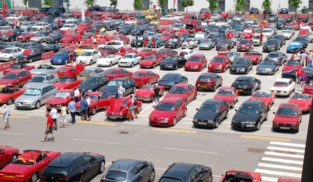 <b>Alfa Romeo 1910-2010｜アルファ ロメオ100周年イベント</b><br />見渡すかぎりアルファ ロメオに埋め尽くされた会場は、まさに圧巻であった。手持ちのカメラの広角レンズで届く範囲はこれが限界。