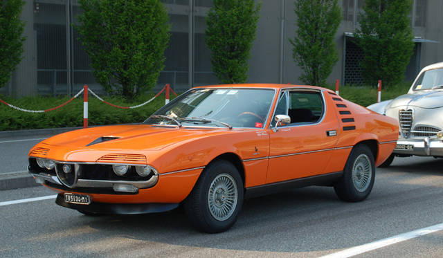 <b>Alfa Romeo 1910-2010｜アルファ ロメオ100周年イベント</b><br />大会初日の朝、会場の周囲には、このモントリオールをはじめ貴重なアルファ ロメオたちが、三々五々集まりはじめていた。