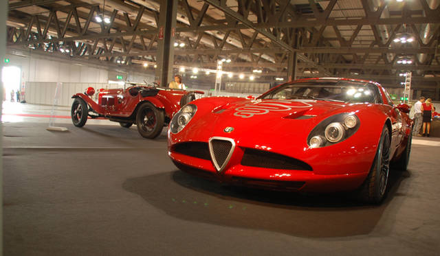 <b>Alfa Romeo 1910-2010｜アルファ ロメオ100周年イベント</b><br />フィエラ館内のアルファ ロメオ社ブースに、現在ファンのあいだで話題沸騰中のザガートTZ3コルサが堂々の展示。