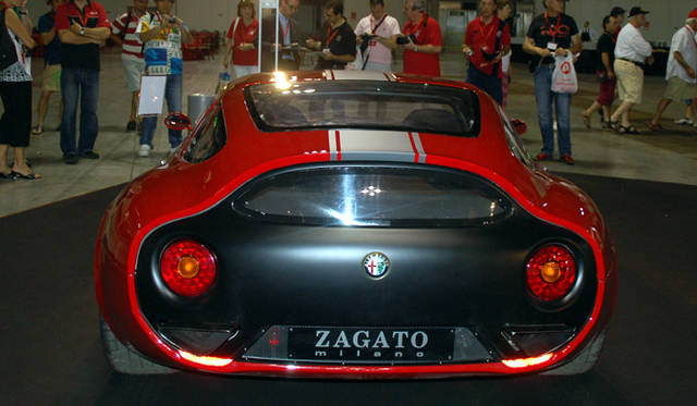 <b>Alfa Romeo 1910-2010｜アルファ ロメオ100周年イベント</b><br />TZ3コルサのリアビュー。ザガートがアイコンとする傑作、ジュリアTZおよびTZ2の後継車であることを明確に物語る姿である。