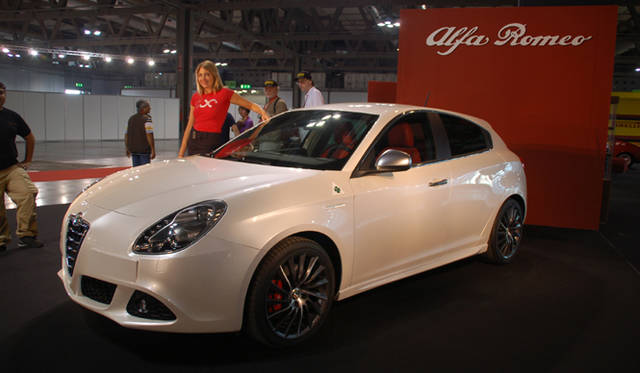 <b>Alfa Romeo 1910-2010｜アルファ ロメオ100周年イベント</b><br />こちらも大人気だったのが、今年3月に発表されたばかりの新型ジュリエッタ。アルファ100周年記念車と銘打たれての展示である。