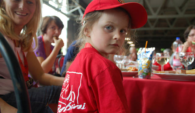 <b>Alfa Romeo 1910-2010｜アルファ ロメオ100周年イベント</b><br />特製「Alfa Bambini（＝アルファキッズ）」の真っ赤なTシャツでバッチリ決めたかわいい女の子。子どもだってアルファが大好き！