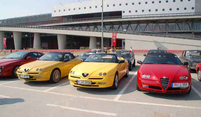 <b>Alfa Romeo 1910-2010｜アルファ ロメオ100周年イベント</b><br />ミーティング会場ではクラブ単位での駐車がおこなわれていたようで、916スパイダーのほかにも同モデルで集まる例が多かった。