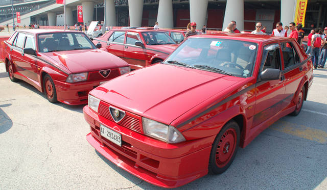 <b>Alfa Romeo 1910-2010｜アルファ ロメオ100周年イベント</b><br />日本では希少車として珍重される’80年代の75ターボ・エヴォルツィオーネは、じつに10台以上がズラリと勢揃いすることになった。