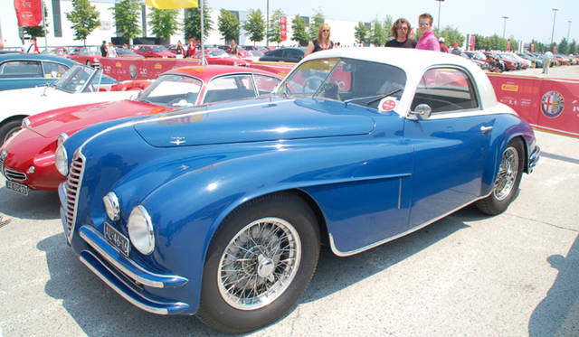 <b>Alfa Romeo 1910-2010｜アルファ ロメオ100周年イベント</b><br />アルファ ロメオが世界に冠たる超高級スポーツカーメーカーだった1940年代末に製作された6C2500SSトゥーリング製クーペ。