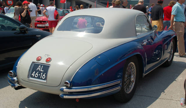 <b>Alfa Romeo 1910-2010｜アルファ ロメオ100周年イベント</b><br />前述した6C2500SSトゥーリング製クーペの後ろ姿。こんな国宝級アルファ ロメオが、当たり前のように参加するイベントだった。