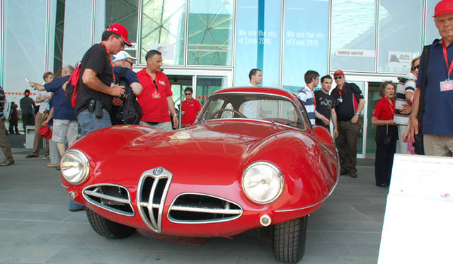 <b>Alfa Romeo 1910-2010｜アルファ ロメオ100周年イベント</b><br />アルファ ロメオ社有の博物館「ムゼオ・アルファ ロメオ」所有の ディスコ・ヴォランテ。「フィエラ・ロー」の記念碑のモチーフに。