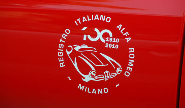 <b>Alfa Romeo 1910-2010｜アルファ ロメオ100周年イベント</b><br />100周年記念のロゴを配したステッカー。24日にモンツァ・サーキットでおこなわれたデモ・ランに参加したクルマに用意されたもの。