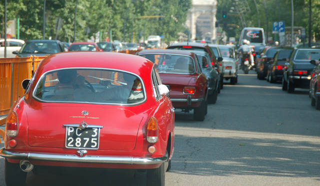 <b>Alfa Romeo 1910-2010｜アルファ ロメオ100周年イベント</b><br />スフォルツェスコ城を目指し、ミラノ市内をパレード走行する新旧のアルファたち。手前は再び復活したジュリエッタのオリジン。