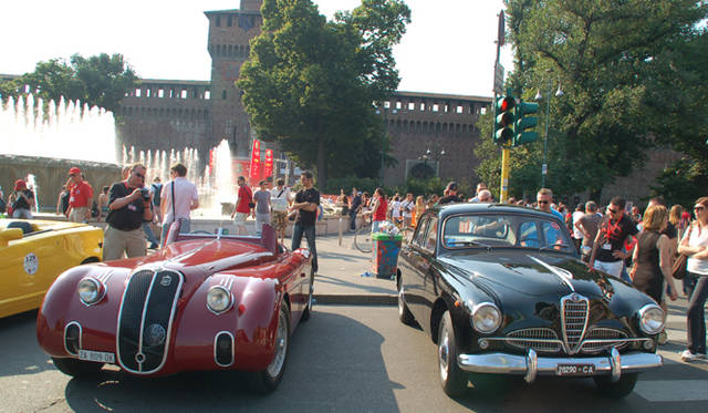 <b>Alfa Romeo 1910-2010｜アルファ ロメオ100周年イベント</b><br />歴史的建造物スフォルツェスコ城を背景に、こちらも歴史的遺産であるアルファ ロメオ6C2500コルサと1900ベルリーナが並ぶ。
