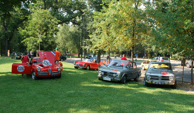 <b>Alfa Romeo 1910-2010｜アルファ ロメオ100周年イベント</b><br />あまりに台数が多いため、スフォルツェスコ城に入れなかったアルファたちは、近隣の公園でコンクール・デレガンスよろしく駐車。