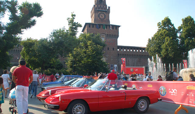 <b>Alfa Romeo 1910-2010｜アルファ ロメオ100周年イベント</b><br />「100台のエポックメイキングなアルファ ロメオ」と銘打たれたレビューへの参列を待ち受ける、ジュリア系のスパイダーたち。