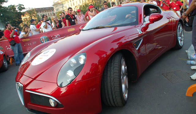 <b>Alfa Romeo 1910-2010｜アルファ ロメオ100周年イベント</b><br />「100台のエポックメイキングなアルファ ロメオ」レビューにて、満場の喝采のなかゆっくりと走りぬける8Cコンペティツィオーネ。
