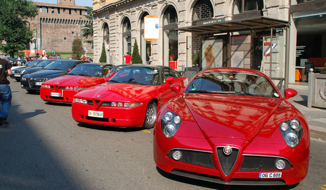 <b>Alfa Romeo 1910-2010｜アルファ ロメオ100周年イベント</b><br />ミラノきっての観光名所、スフォルツェスコ城に集結したアルファたち。手前は、どこへ行っても大人気の8Cコンペティツィオーネ。