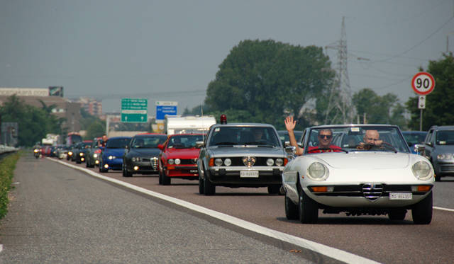 <b>Alfa Romeo 1910-2010｜アルファ ロメオ100周年イベント</b><br />一面見渡す限りアルファ、アルファの大車列。ミラノの動脈、タンジェンツィアーレ（環状道路）はアルファ ロメオの独壇場に。