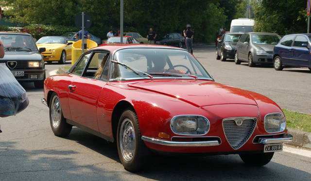 <b>Alfa Romeo 1910-2010｜アルファ ロメオ100周年イベント</b><br />パレードのチェックポイントに設定されたサービスエリアに入ってくるのは、わずか105台のみが製作されたという希少車2600SZ。