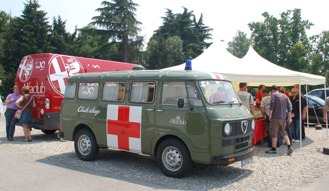 <b>Alfa Romeo 1910-2010｜アルファ ロメオ100周年イベント</b><br />こちらは展示会場外のカフェに置かれていたF12。1970年代にアルファが生産していたFWD商用車で、ほかにトラック型もあった。