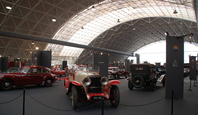 <b>Alfa Romeo 1910-2010｜アルファ ロメオ100周年イベント</b><br />このイベントと並行し、ミラノ近郊ノヴェグロにて開催された「アルファ100×100」展。100年の歴史を示すすばらしい展示だった。
