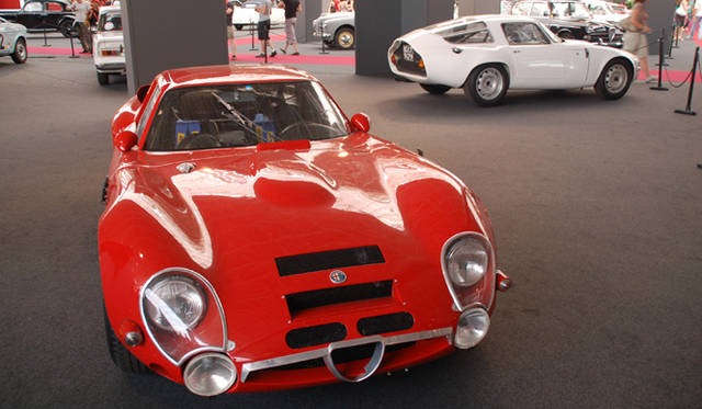 <b>Alfa Romeo 1910-2010｜アルファ ロメオ100周年イベント</b><br />こちらも国宝級の至宝、’60年代のレーシングGTたるジュリアTZシリーズは、わずか数台しか存在しないTZ2（手前）も展示された。