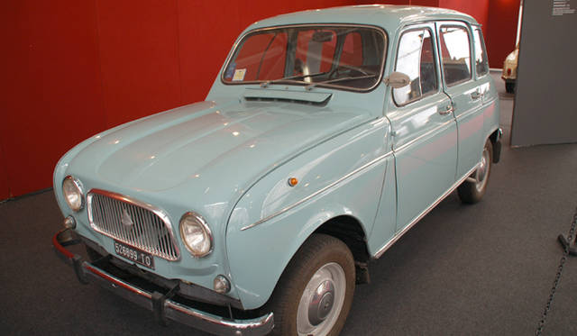 <b>Alfa Romeo 1910-2010｜アルファ ロメオ100周年イベント</b><br />なぜここにルノー４が？と思われるかもしれないが、じつはアルファは、1950-60年代にルノーの生産をおこなっていたのだ。