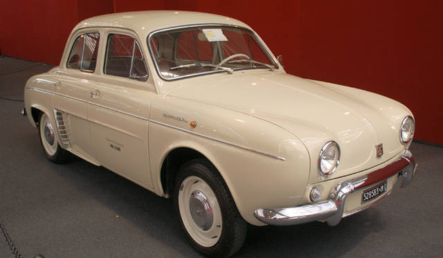 <b>Alfa Romeo 1910-2010｜アルファ ロメオ100周年イベント</b><br />こちらはより有名なアルファ ロメオ製ルノー・ドーフィン。わずか数年で終わったプロジェクトのため、残存数は極めて少ない。