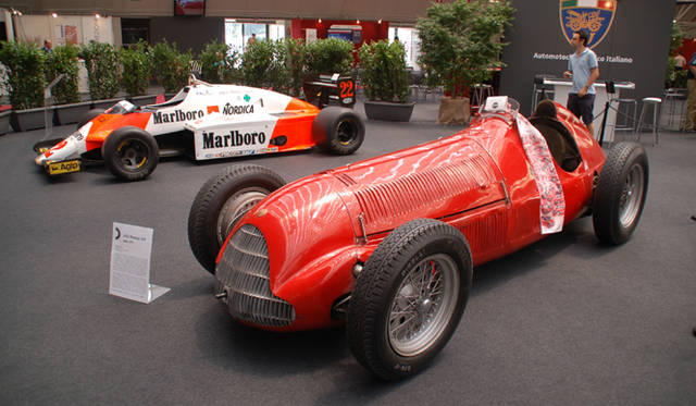 <b>Alfa Romeo 1910-2010｜アルファ ロメオ100周年イベント</b><br />F1GPとも密接にかかわってきたアルファ ロメオのF1マシン。手前は戦前・戦後のGPシーンを完全制覇した158アルフェッタ。