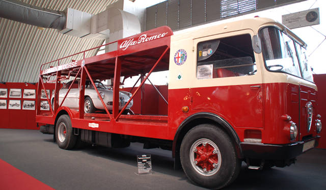 <b>Alfa Romeo 1910-2010｜アルファ ロメオ100周年イベント</b><br />ジュリエッタSZ（こちらも大変な希少車）を搭載したトラックは、じつは1950-60年代にアルファ ロメオが生産していたものだ。