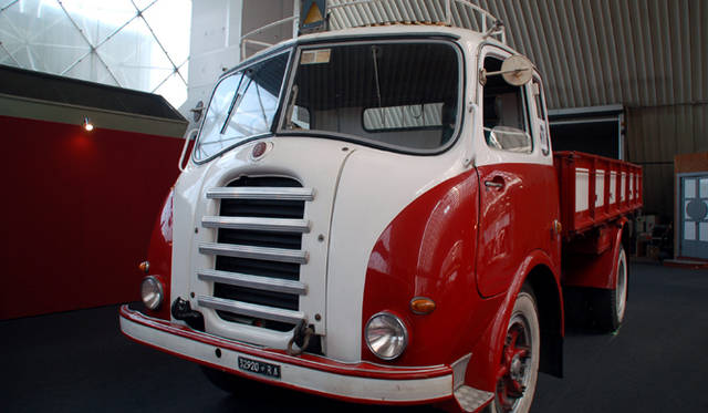 <b>Alfa Romeo 1910-2010｜アルファ ロメオ100周年イベント</b><br />こちらもアルファ ロメオ製の大型トラック。1950年代、当時国営企業だったアルファは、国益のため大型車も生産していたのだ。