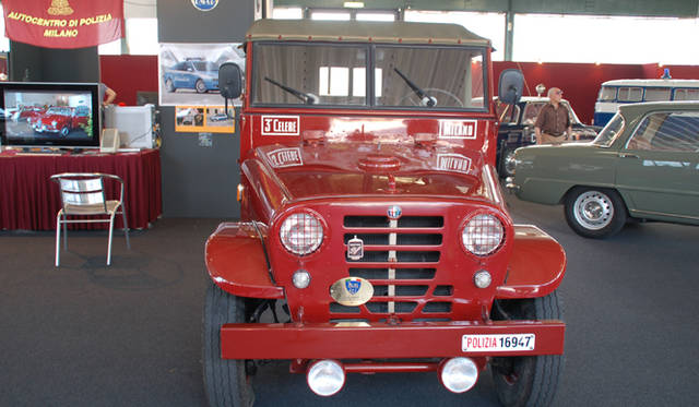 <b>Alfa Romeo 1910-2010｜アルファ ロメオ100周年イベント</b><br />イタリア警察とカラビニエリ（軍警察）の特設コーナーに展示されたジープタイプ4WDは、アルファ ロメオAR52というモデル。