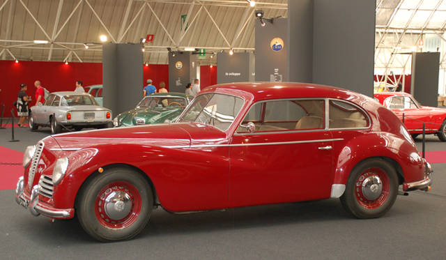 <b>Alfa Romeo 1910-2010｜アルファ ロメオ100周年イベント</b><br />第二次世界大戦中の爆撃によって工場の大部分を失ったアルファ ロメオが、戦後はじめて製作した6C2500“フレッチア・ドーロ”。