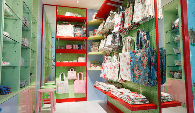 <b>UNITED ARROWS｜ユナイテッドアローズ</b>　ジ エアポート ストア ユナイテッドアローズ 成田空港第2ターミナル店　英国雑貨ブランド「Cath Kidston」コーナー