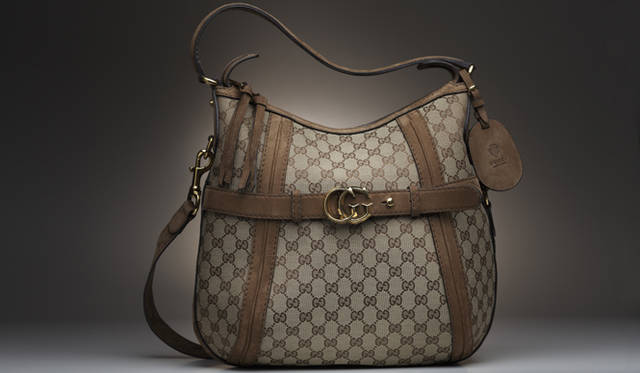 <b>GUCCI｜グッチ</b>　全面にあしらわれたGGマークに、GGモチーフの金具がさらにインパクトを添える。「GG ランニング」バッグ[W32×H32×D17cm]15万9600円（グッチ／グッチ ジャパン）