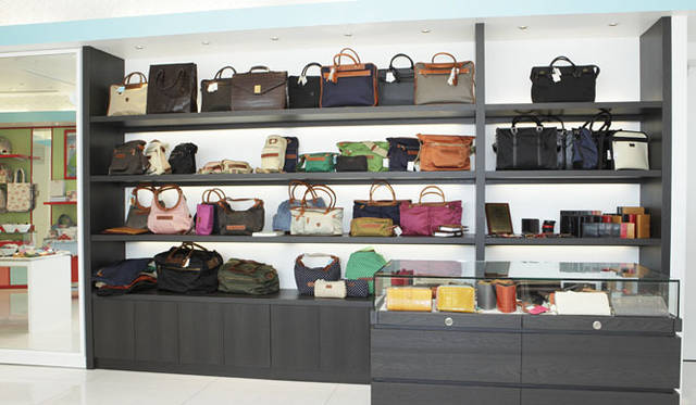 <b>UNITED ARROWS｜ユナイテッドアローズ</b>　ジ エアポート ストア ユナイテッドアローズ 羽田空港第2ターミナル店　イタリア鞄・革小物ブランド「Felisi」コーナー