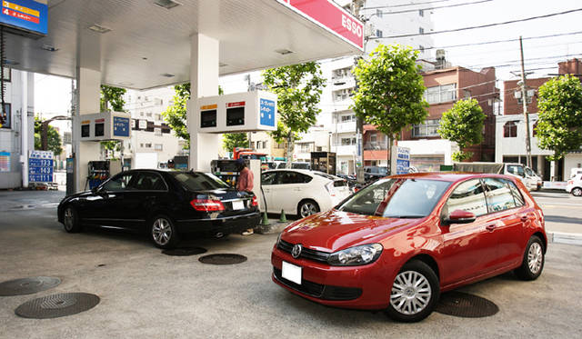 <b>エコカー3モデル乗りくらべ新潟ツアー</b>　ガソリンスタンドで3台一斉に給油してから、いよいよツアーがスタート。
