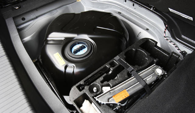 <b>エコカー3モデル乗りくらべ新潟ツアー 後篇</b>　尿素水溶液のはいった「AdBlueシステム」はトランクルームの下に。
