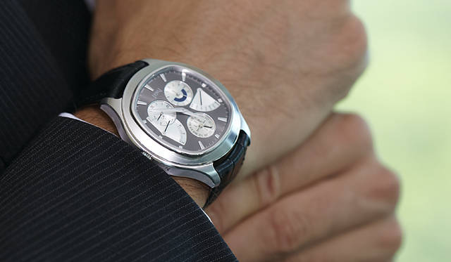 <b>PIAGET｜ピアジェ</b> 2008年に発表されたパーぺチュアルカレンダー搭載の「ピアジェ エンペラドール・クッション」。このCal.855Pの開発にも2年半の歳月をかけた。7時位置にはデュアルタイムゾーンを配置。884万1000円。